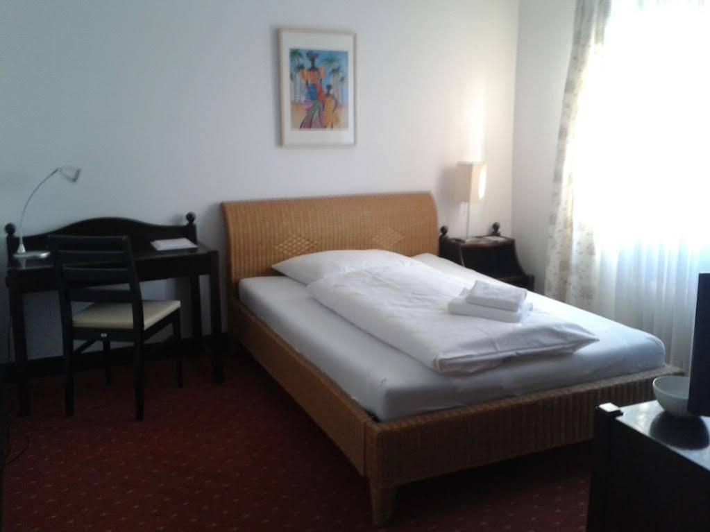Hotel Zur Traube Moglingen Экстерьер фото