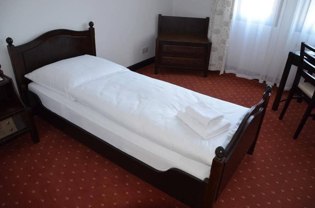 Hotel Zur Traube Moglingen Экстерьер фото
